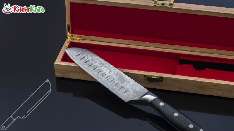 What are key features to look for in a santoku knife?
