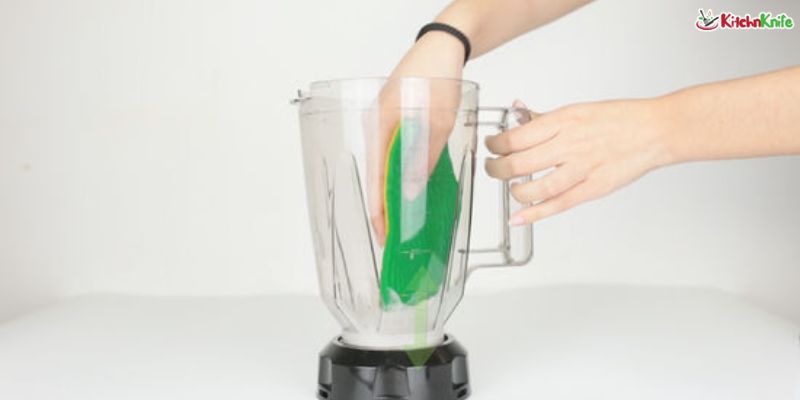 How to Remove Stains From a Blender Jar